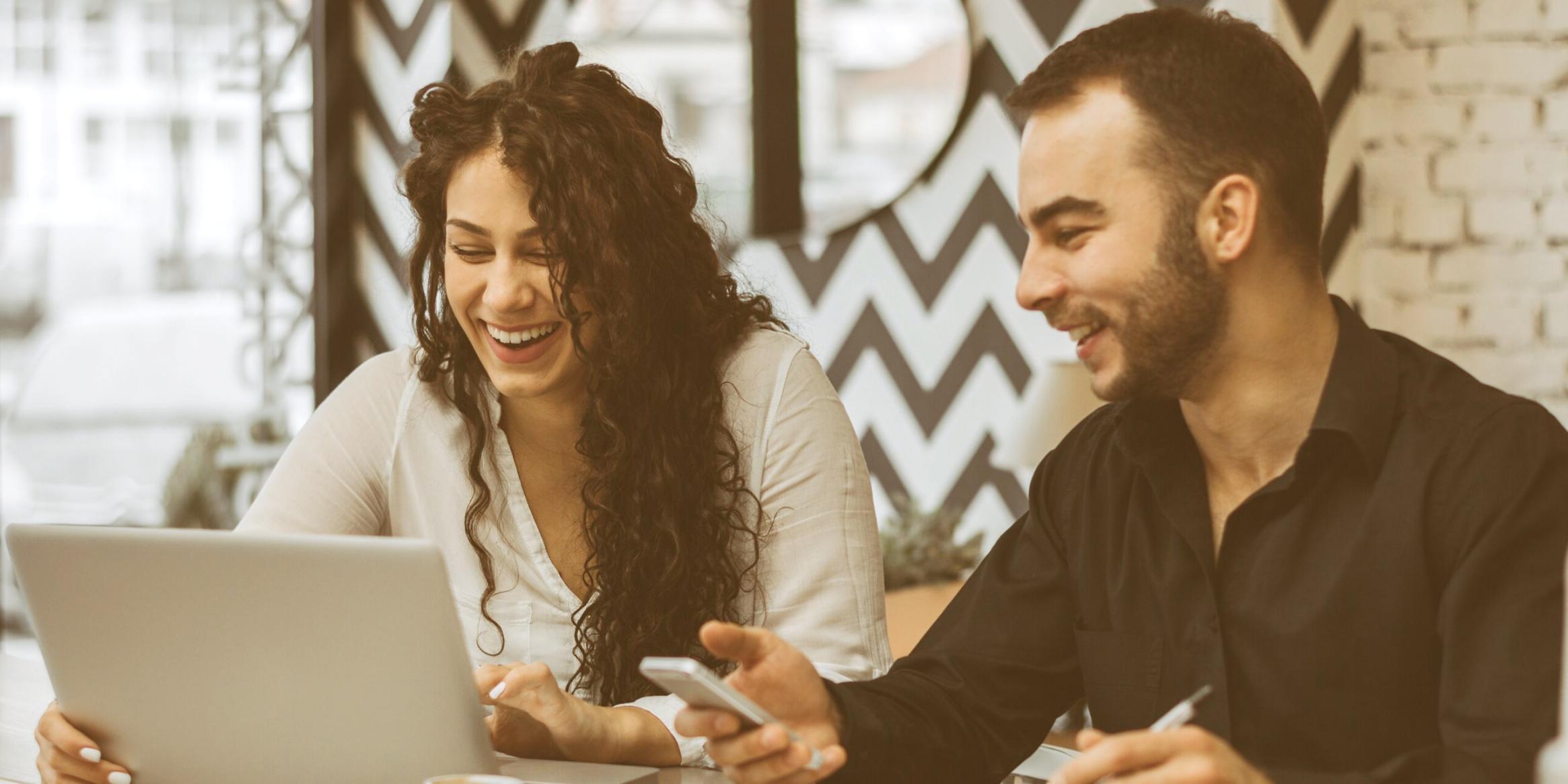 Процесс работы над проектом — экран с таймлайном, заметки на столе